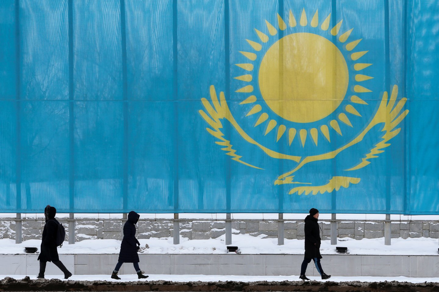 Kazachstano pareigūnai pranešė, kad penktadienį per policijos reidus, organizuotus dėl etninės nesantaikos paskatinto kruvino smurto protrūkio vasario mėnesį, buvo suimti 25 asmenys.<br>Reuters/Scanpix nuotr.