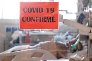 Vilties išsigelbėti – nematyti: Italija lūžio dar nepasiekė, lenkai tildo medikus