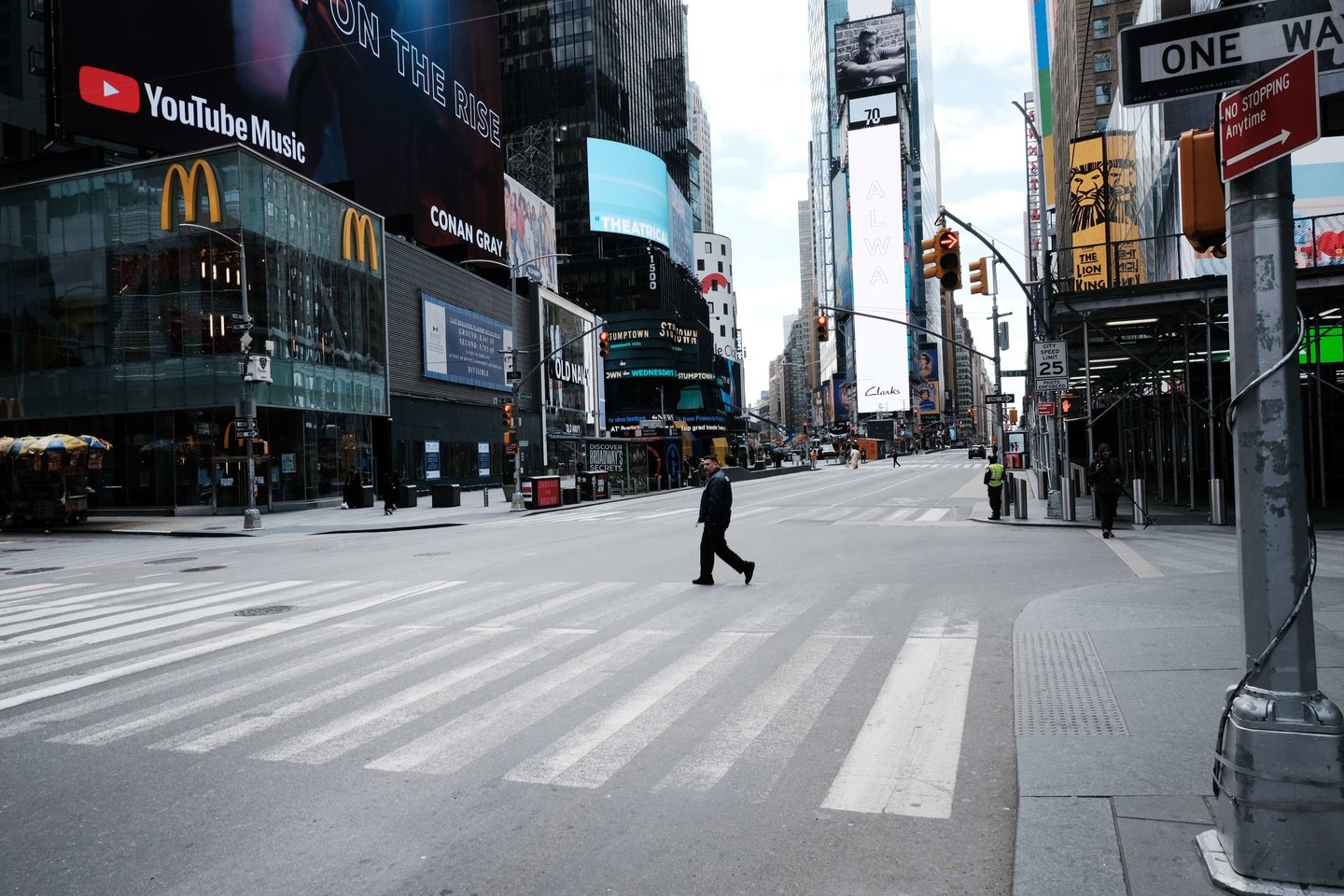 Anksčiau Niujorko Taimso aikštėje burdavosi tūkstančiai turistų. Dabar niekada nemiegantis miestas užsnūdo – gatvėse galima sutikti vos vieną kitą praeivį.<br> AFP/Scanpix nuotr.