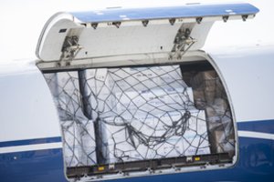 Į Kauną atgabenta didžiulė asmens apsaugos priemonių medikams siunta