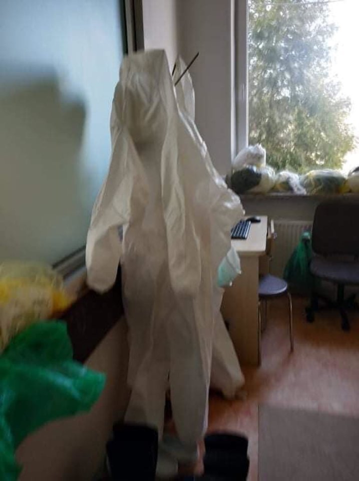 Kauno klinkinės ligoninės infektologė prof. Auksė Mickienė šeštadienį teigė, kad maišeliuose buvo saugomi ir pakartotinai naudojami tik tie vienkartiniai drabužiai, kurie buvo dėvimi po kitais apsaugos drabužiais.<br> lrytas.tl archyvo nuotr.