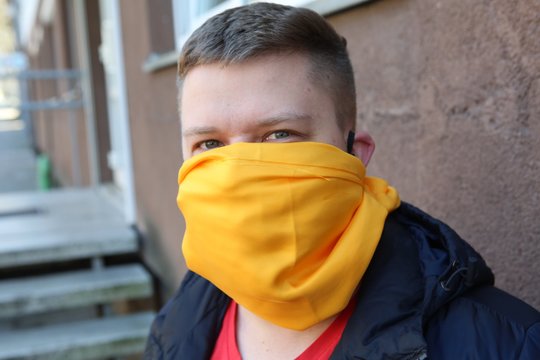 Apsaugines kaukes ir skydelius kauniečiai ėmėsi gaminti namuose