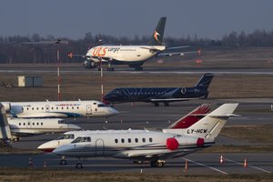 Kaune nusileido antrasis lėktuvas su apsaugos priemonėmis medikams