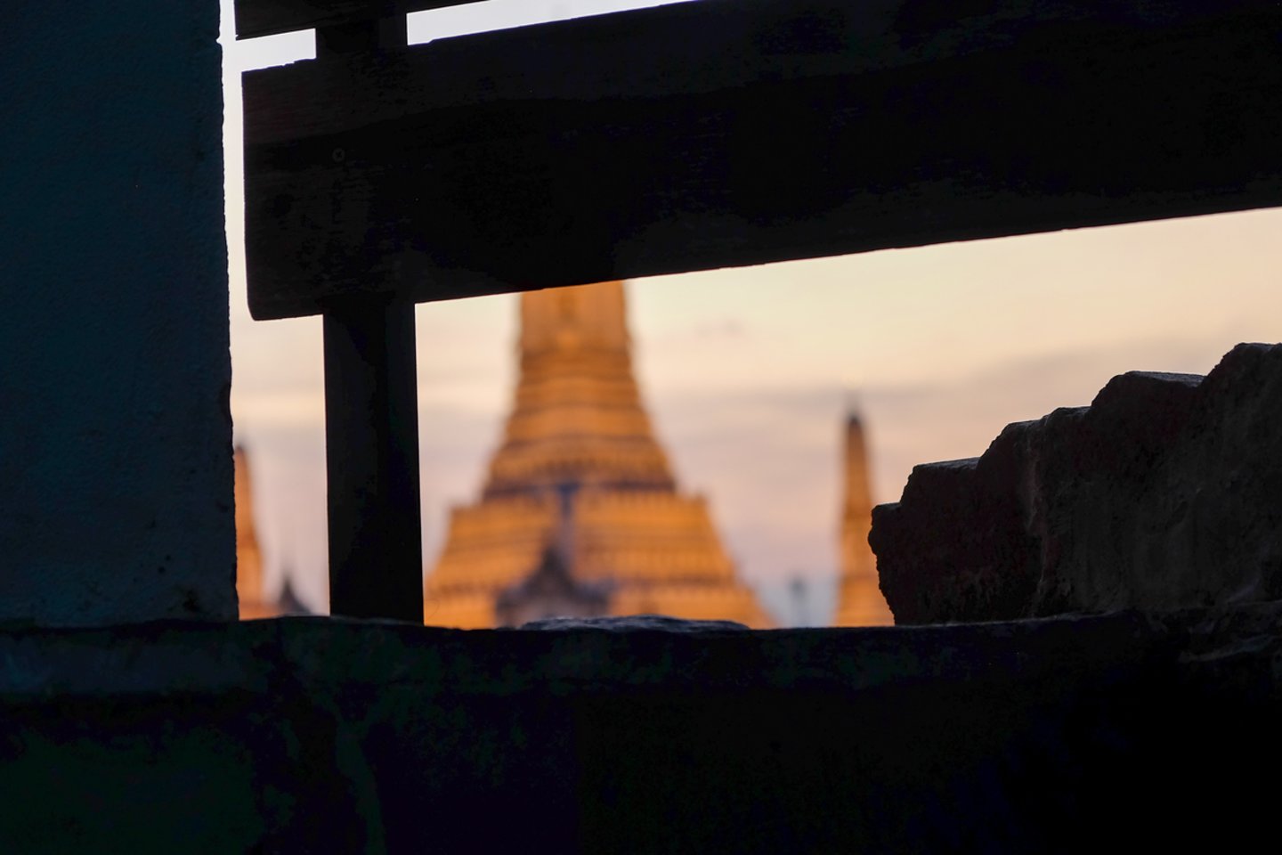  Wat Arun šventovės fotografavimas per plyšį tvoroje.<br> S. Mockevičiaus nuotr.