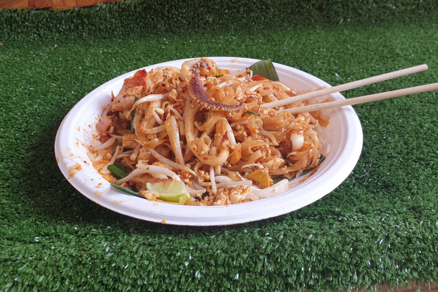  Tradicinis Tailando patiekalas Pad Thai (šiuo atveju su jūros gėrybėmis)<br> S. Mockevičiaus nuotr.