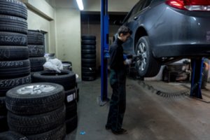 Autoservisų meistrai papasakojo, kaip dabar vyksta padangų keitimas