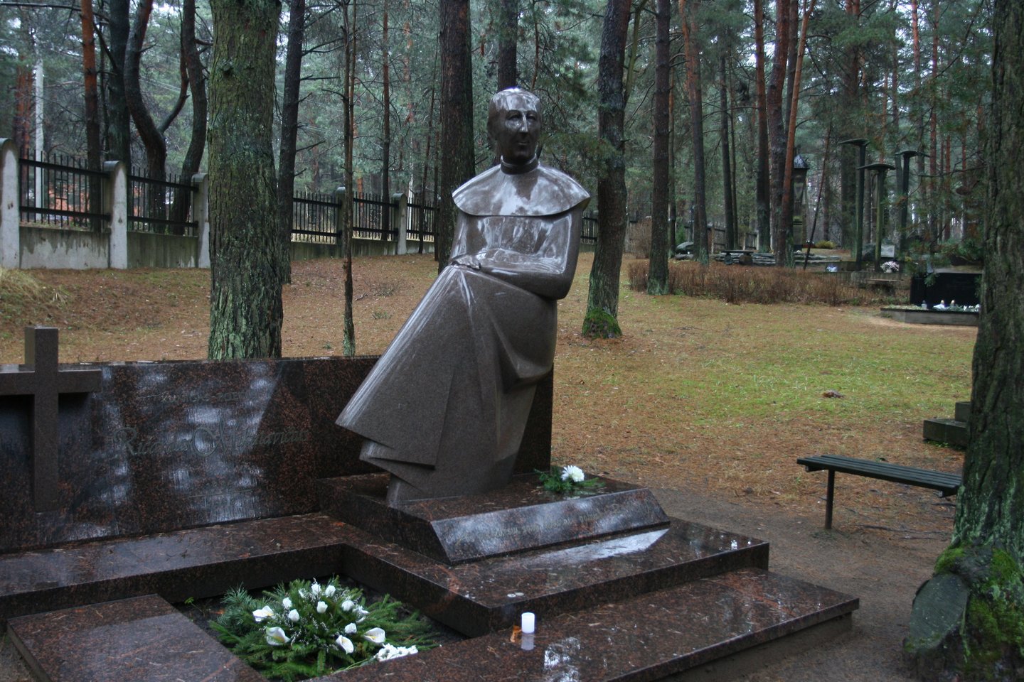 1999 m. Kauno Petrašiūnų kapinėse palaidotas 1998 liepos 1 d. nužudytas kunigas, kolekcininkas Ričardas Mikutavičius. Nužudyto kunigo palaikai buvo rasti tų pačių metų liepos 15 d., tačiau po trijų savaičių kaip neatpažinto skenduolio palaidoti Karmėlavoje. Tik paaiškėjus naujoms nusikaltimo aplinkybėms 1999 m. kovą ekshumuoti ir identifikuoti.<br>M.Patašiaus nuotr.