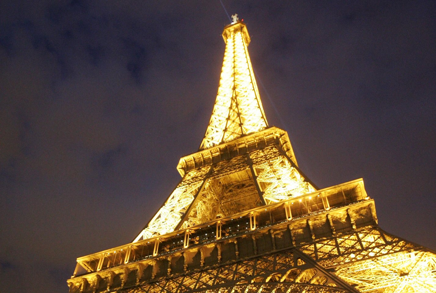 1889 m. Marso lauke Paryžiuje baigtas statyti Eiffelio bokštas – tuo metu aukščiausias statinys pasaulyje. Jo statyba prasidėjo 1887 m. sausio 28 d. 300 m aukščio bokštas buvo skirtas Paryžiaus pasaulinei parodai. Dabar jis yra turistų labiausiai lankomas pasaulio objektas.<br>A.Barzdžiaus nuotr.