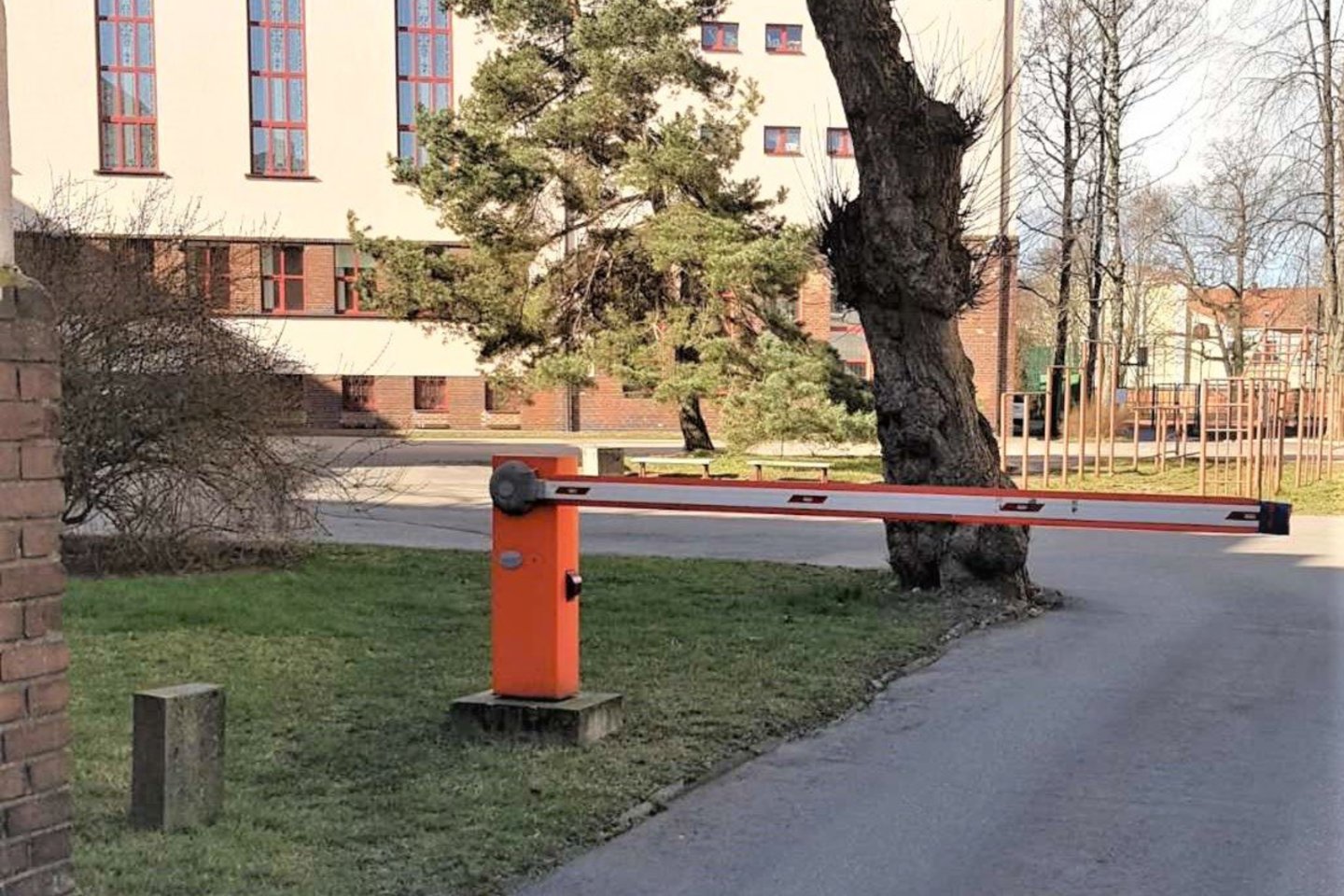  Klaipėdos gimnazijos direktorius iš moksleivių rinko pinigus už automobilių parkavimą.<br> FNTT nuotr.