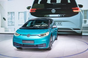 „Volkswagen“ susidurė su rimtomis problemomis: naujasis „ID.3“ elektromobilis yra visiškai neparuoštas rinkai