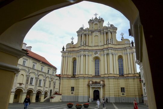 1579 m. Lenkijos karalius ir Lietuvos didysis kunigaikštis Steponas Batoras paskelbė privilegiją, kuria nuo 1570 m. veikianti Vilniaus jėzuitų kolegija pertvarkyta į universitetą. Tai yra seniausia ir didžiausia Lietuvos aukštoji mokykla.<br>V.Ščiavinsko nuotr.