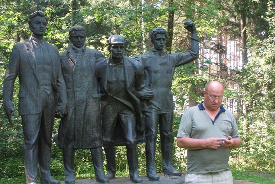 2001 m. Grūto kaime netoli Druskininkų atidarytas sovietinių skulptūrų ir kitų sovietmečio dailės kūrinių bei sovietinės atributikos muziejus.<br>kiti