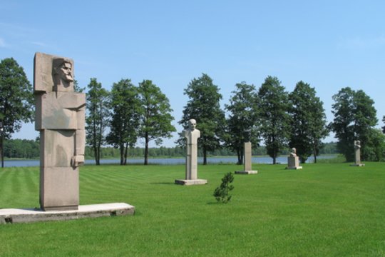 Grūto sovietinių skulptūrų parko steigėjai turėtų nuo lankytojų akių paslėpti ar uždrausti žiūrėti į parke ir jo prieigose eksponuojamas penkiolika skulptūrų bei vieną paveikslą.. Viliumas Malinauskas<br>kiti