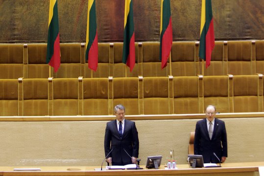 2008 m. balandžio 1-osios išvakarėse atsistatydinus Seimo pirmininkui Viktorui Muntianui naujuoju Seimo vadovu tapo pirmasis jo pavaduotojas Česlovas Juršėnas. V.Muntianas atsistatydino žiniasklaidai paskelbus apie galimą jo piktnaudžiavimą tarnyba.<br>T.Bauro nuotr.