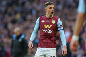 Likti namie dėl viruso pamokslavęs „Aston Villa“ kapitonas pats šėlo ir sudaužė mašiną