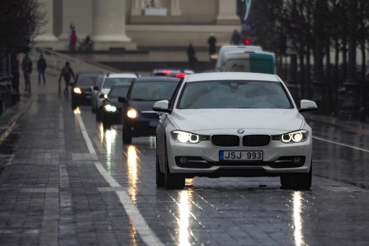 Dėl karantino Lietuvoje pastebimai sumažėjo eismo srautas – daugelis vairuotojų prie vairo sėda tik esant būtinybei.<br>V.Ščiavinsko nuotr.