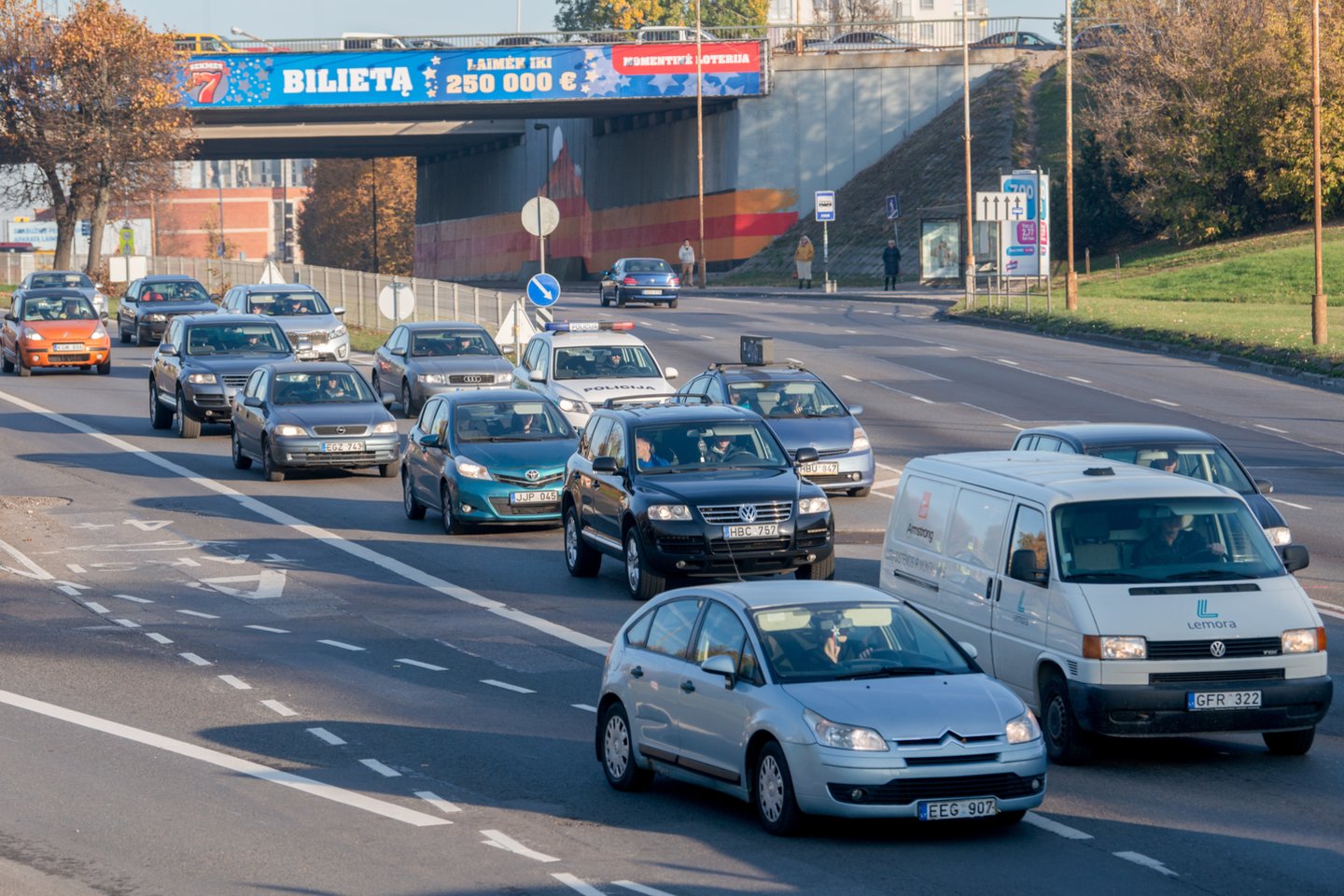 Dėl karantino Lietuvoje pastebimai sumažėjo eismo srautas – daugelis vairuotojų prie vairo sėda tik esant būtinybei.<br>J.Stacevičiaus nuotr.