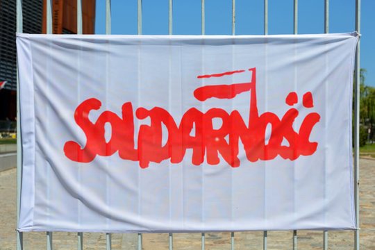 1989 m. Lenkijos valdančiosios komunistinės partijos ir „Solidarumo“ atstovai pasiekė vadinamąjį Apskritojo stalo susitarimą dėl politinių ir ekonominių reformų. Nutarta legalizuoti „Solidarumą“ ir surengti rinkimus į Seimą, kuriuose galėtų dalyvauti opozicinės partijos. Rinkimus birželio mėnesį laimėjo „Solidarumas“.<br>123rf nuotr.