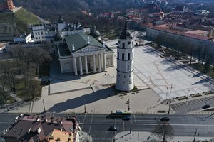 Vilniuje patruliuoja dronai: stebimos vietos, kur būriuojasi žmonės – laukia ne tik įspėjimai
