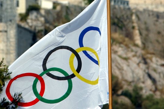 1896 m. Atėnuose įvyko pirmųjų šiuolaikinių olimpinių žaidynių atidarymas. Žaidynės vyko iki balandžio 15 d., jose 9 sporto šakose varžėsi 14 valstybių sportininkai.