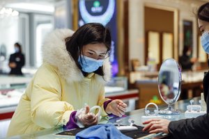 Kinijos koronaviruso epidemijos centru tapusiame mieste gyvenimas palaipsniui atgyja