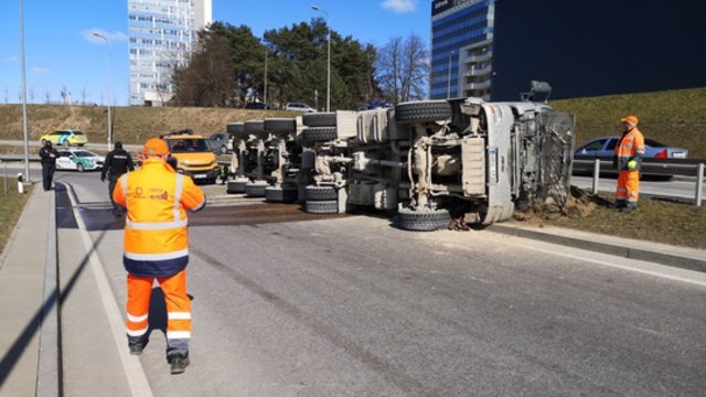 Vaizdai iš įvykio vietos: Vilniuje apvirto betoną gabenęs sunkvežimis
