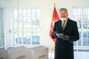 Trakų rajono moksleiviams G. Nausėda perdavė Valstybės pažinimo centro planšetes