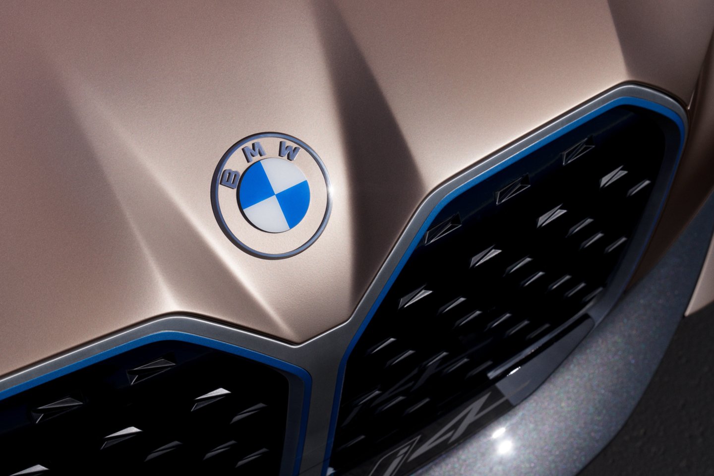 BMW logotipas dešimtmečius buvo karšta diskusijų tema.