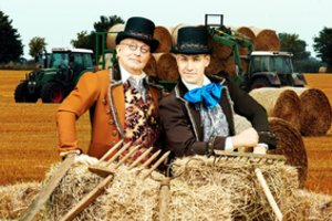 „Auksiniai svogūnai 2020“: iš ko kaukes siuva Juozas Statkevičius ir pokalbis su broliais Lavrinovičiais