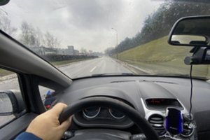 Saugaus manevravimo sistemos automobilyje – priežastis užmiršti vairavimo įgūdžius?