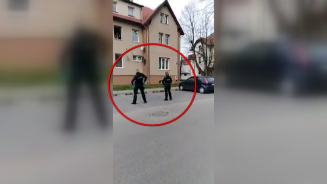 Lenkijos policininkų poelgis nepalieka abejingų – šokis izoliuotiems vaikams žavi tūkstančius