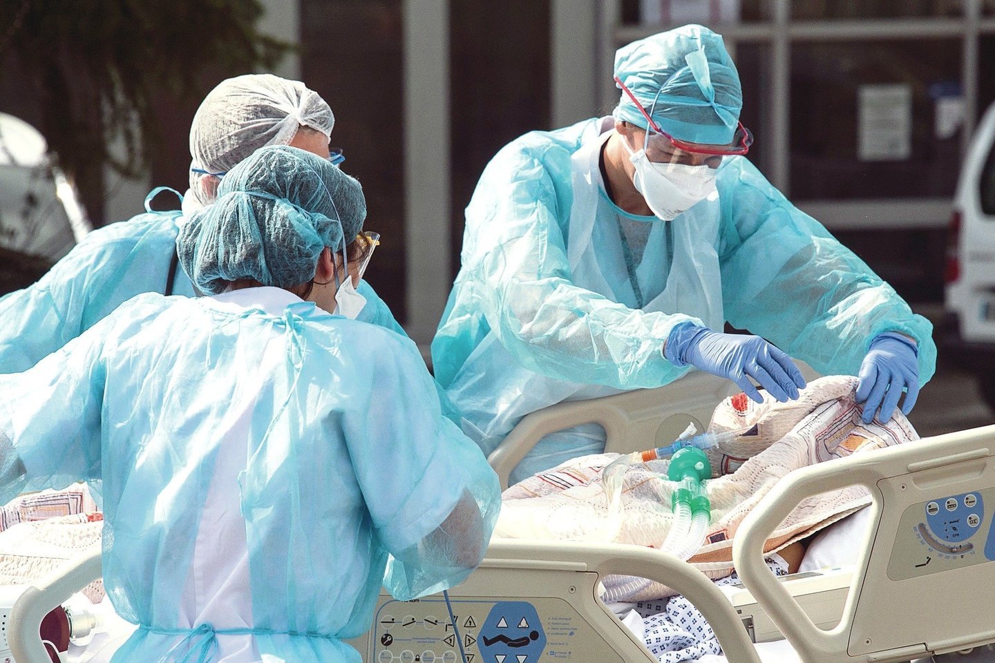 Koronavirusas plinta po visą pasaulį. <br>AFP/„Scanpix“ nuotr.