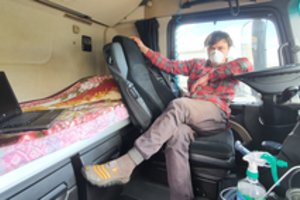 Įkalinti kabinose – dauguma tolimųjų reisų vairuotojų šiuo metu jaučiasi visų atstumti