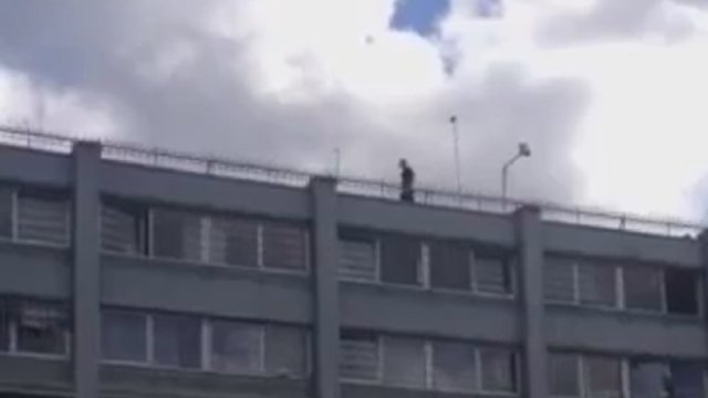 Neeilinis įvykis Kybartuose: nuteistasis ištrūko ant pataisos namų stogo