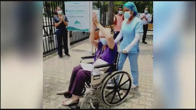 Nuo koronaviruso pasveikusi 85-erių senolė namo išlydėta su gausiais medikų plojimais