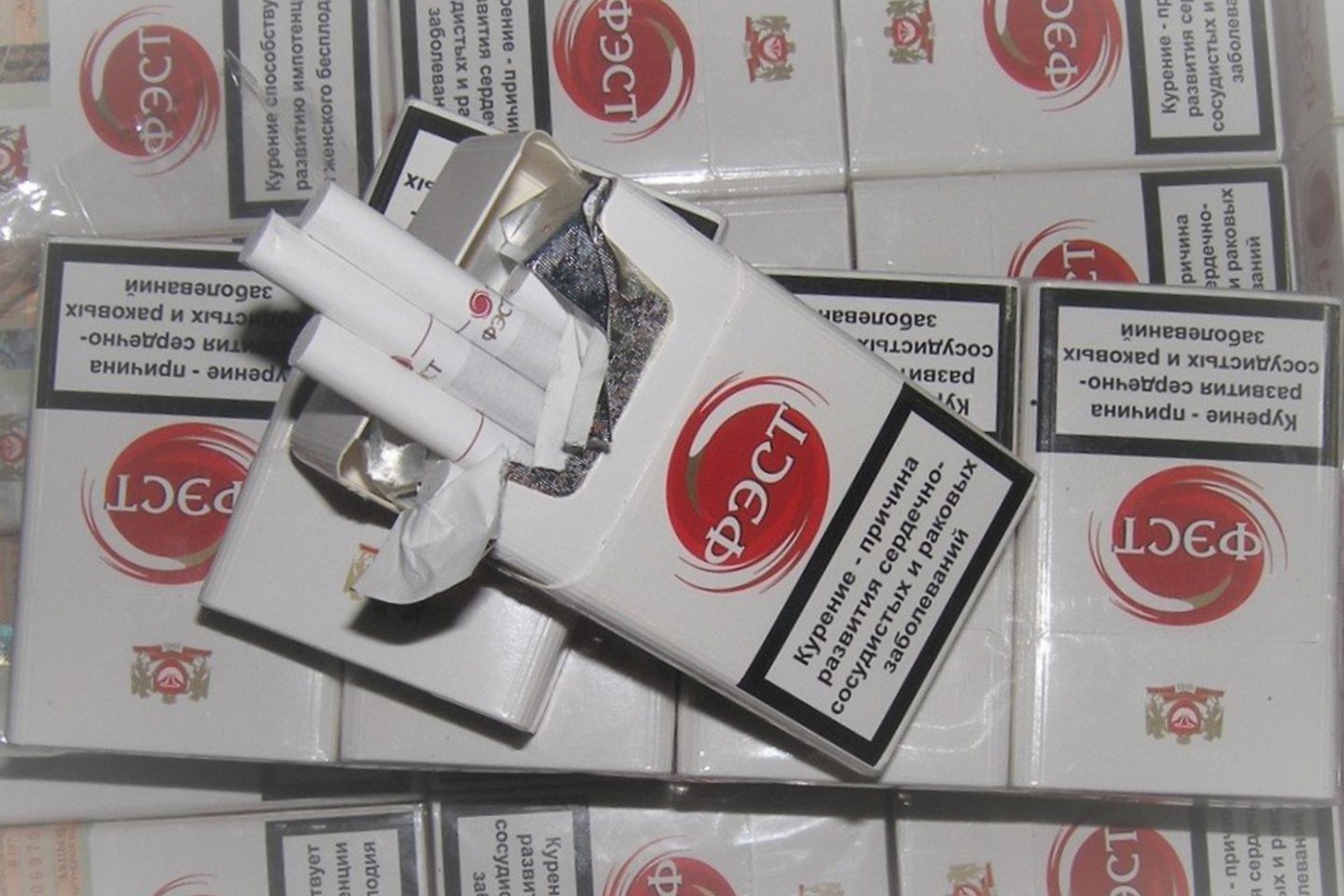 Garažuose Klaipėdoje pasieniečiai aptiko beveik 4 800 pakelių cigarečių.