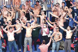 Baltarusijoje vykstančiu futbolo sezonu piktinasi ir žaidėjai, ir sirgaliai