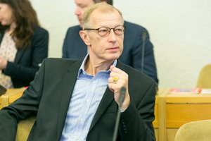 Politinės rietenos Varėnoje: vietoj ligonių priežiūros medikams teko vykti į tarybos posėdį