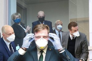 Prisidengę kaukėmis Seimo nariai parodė savo tikrąjį veidą