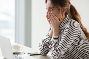 Pamačiusi, kaip vyksta nuotolinės pamokos, 14-metės mama nustėro: „Net antakiai kilnojasi“