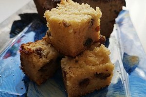 Medaus keksas su obuoliais nuo stalo dings nespėjęs ir ataušti