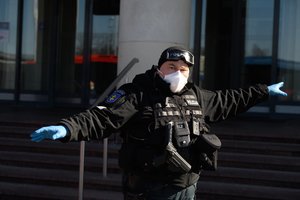 Policija įvardino galimas grėsmes karantino metu: gali daugėti smurto, vagysčių ir sukčiavimų