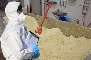 Pieno karą skelbia ne tik estams ir latviams – nori nuo lentynų nušluoti net lenkiškus produktus