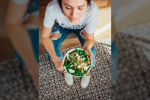 Salotos su feta, datulėmis ir pistacijomis – tokias norisi valgyti kasdien