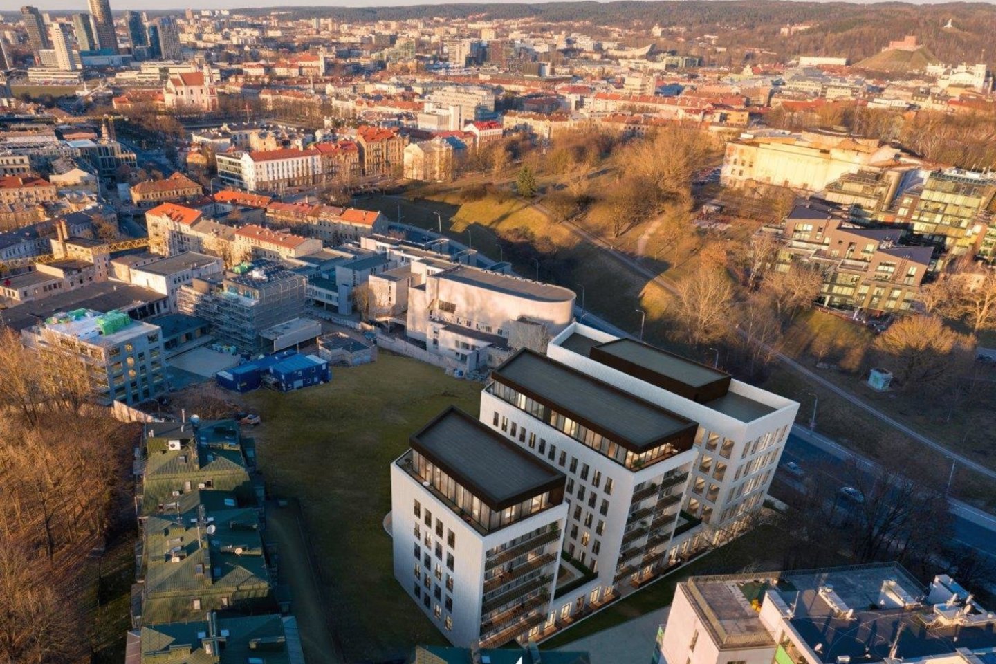 Vyriausiojo miesto architekto skyrius, įvertinęs administracinio pastato V. Kudirkos g. 14 (Vilniuje) rekonstravimo projektinius pasiūlymus, prašys juos tobulinti – mažinti pastato aukštį ir užstatymo intensyvumą.<br>UAB „Aketuri architektai“ ir Vilniaus 3D žemėlapio vizual.