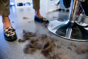 Karantinas pradeda erzinti: vyrai veržiasi į kirpyklas, šios jų priimti nenori