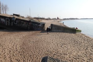Melnragėje prie vokiškų bunkerių verčiau nesiartinti – betono luitai slenka į jūrą