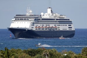 Kruiziniam laivui su dešimtimis COVID-19 sergančių žmonių leista prisišvartuoti Floridoje