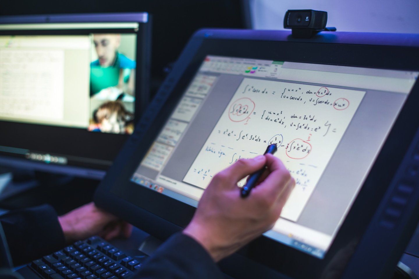 Vilniaus Gedimino technikos universitetas (VGTU) sėkmingai pritaikė ilgus metus kauptą nuotolinių studijų organizavimo patirtį ir savo techninėmis galimybėmis bei patirtimi pasidalijo su VGTU inžinerijos licėjumi.
