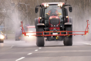 Auksarankiai: dezinfekuoti gatvių Vilniuje išsiuntė traktorių